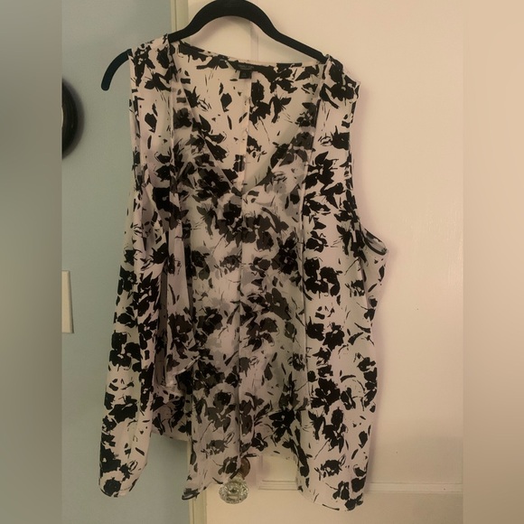 Simply Vera Vera Wang Black and White Floral Sleeveless Blouse - Picture 2 of 11